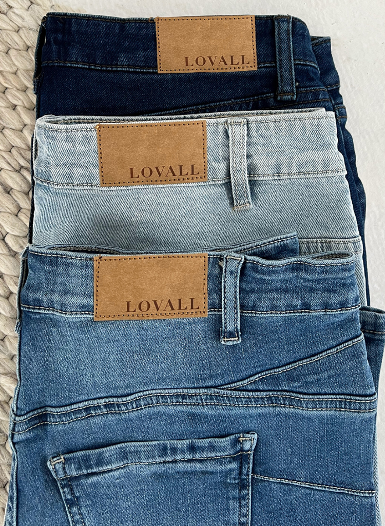 How to Style Straight Leg Jeans